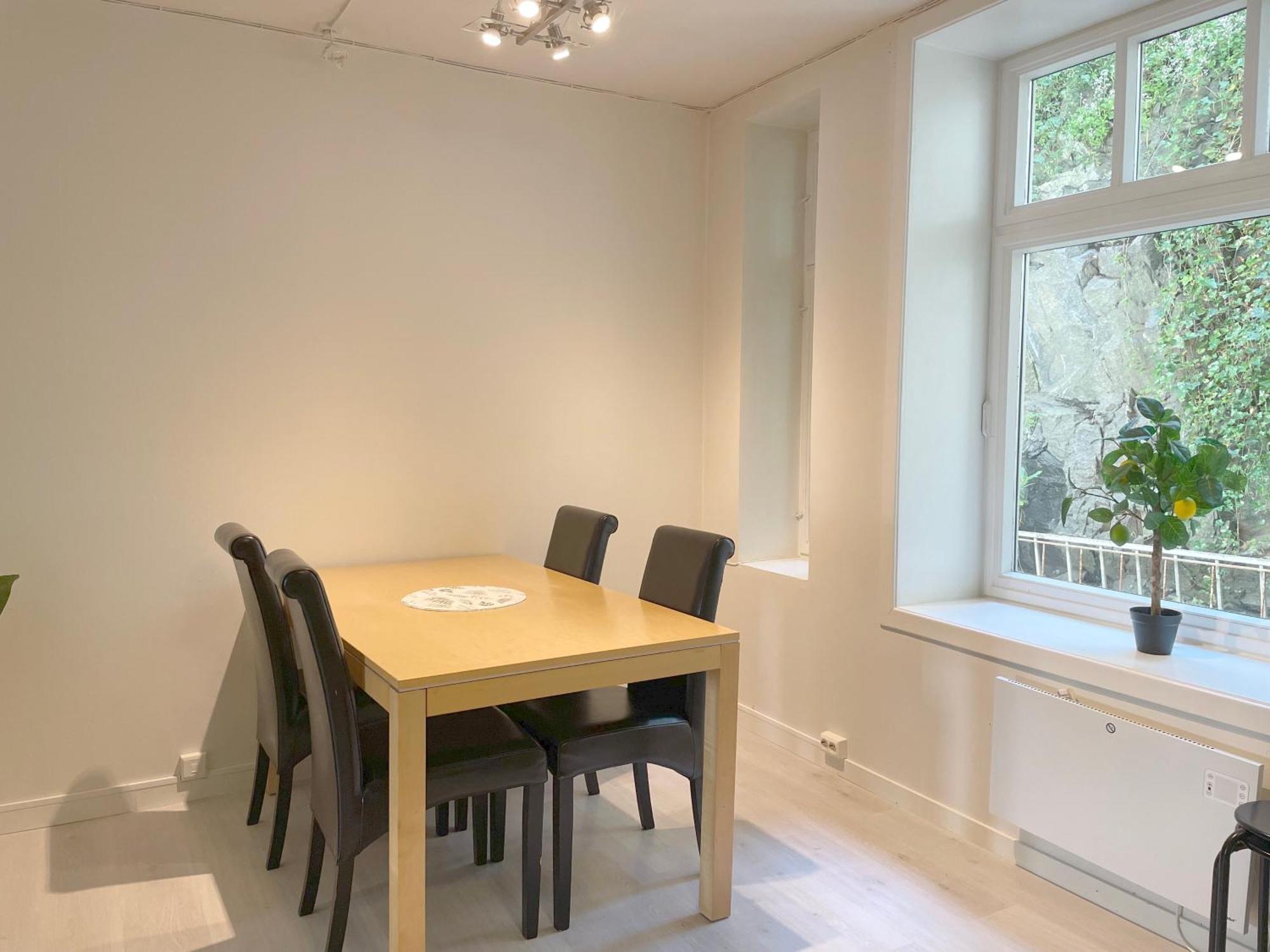 Center - Modern 80-m2 Flat With 3 Bedrooms Apartment *